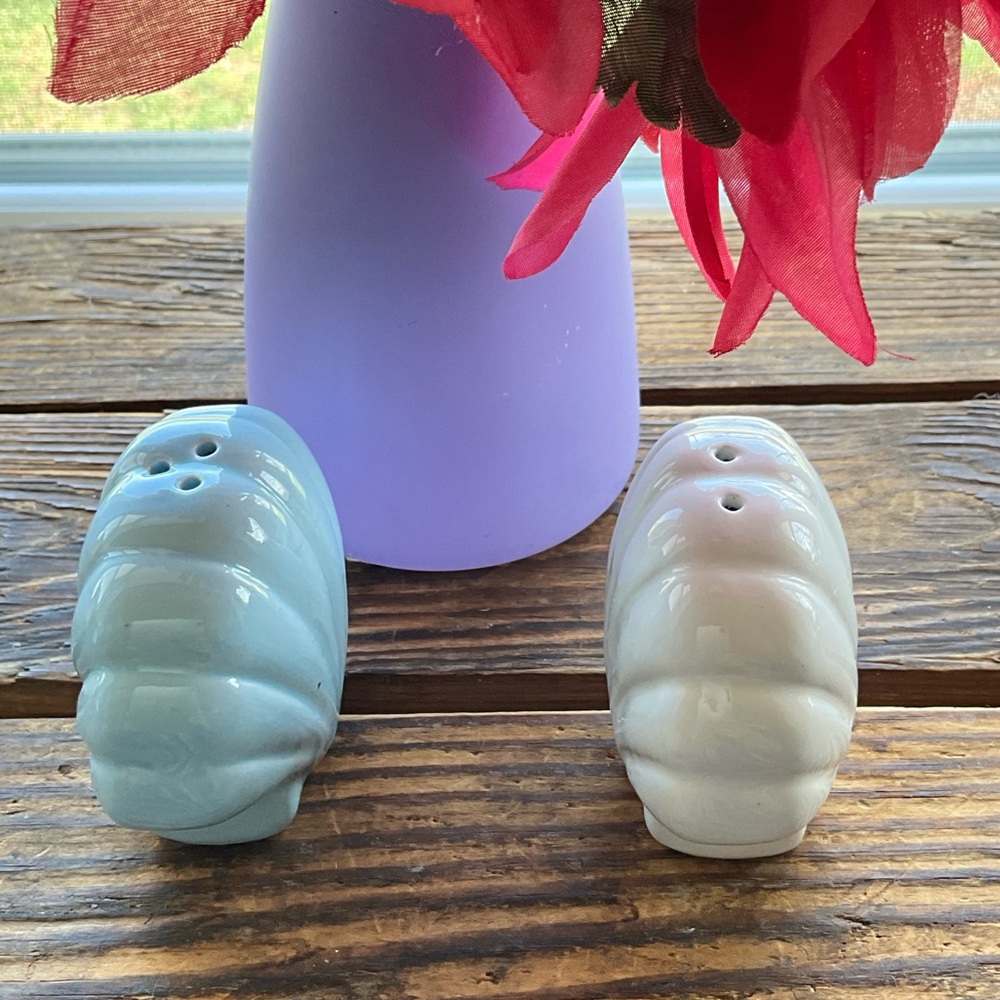Shell-Shaped Ceramic Salt and Pepper Shakers - Blue and White - Picture 3 of 6